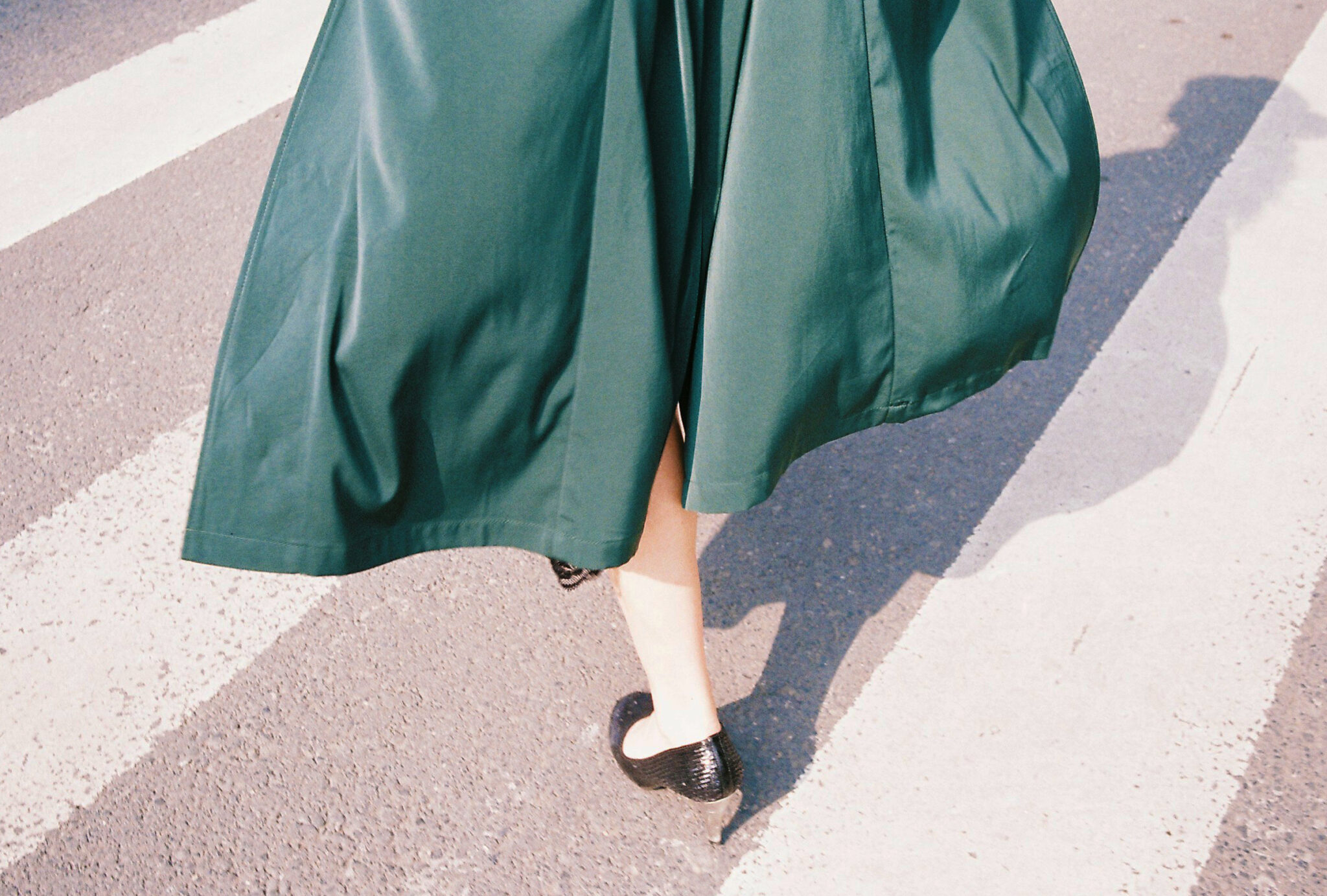 穿绿裙子的女人